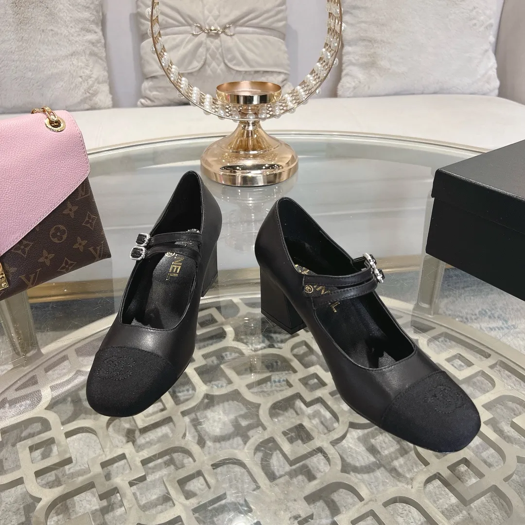 👟👟Ex-factory price 520👟👟 Women's Shoes Factory 𝐂𝐇𝐀𝐍𝐄𝐋 | Xiaoxiang 2025 Mary Jane Shoes Macaron Series ❤️ 2025 Spring and Summer New Xiaoxiang Mary Jane Shoes Series New〰 🍬 A must in the fashion circle, the matching will demonstrate meticulous minimalism Classic elements that will never fade away 💋 Show unique dressing style and it’s too beautiful to say anything. A must-have for summer... Upper: Sheepskin Lining: Sheepskin Outsole: Genuine leather sole Shoe size: 35-41 (40 and 41 customizations are non-refundable) Heel height: 1.5cm/6cm